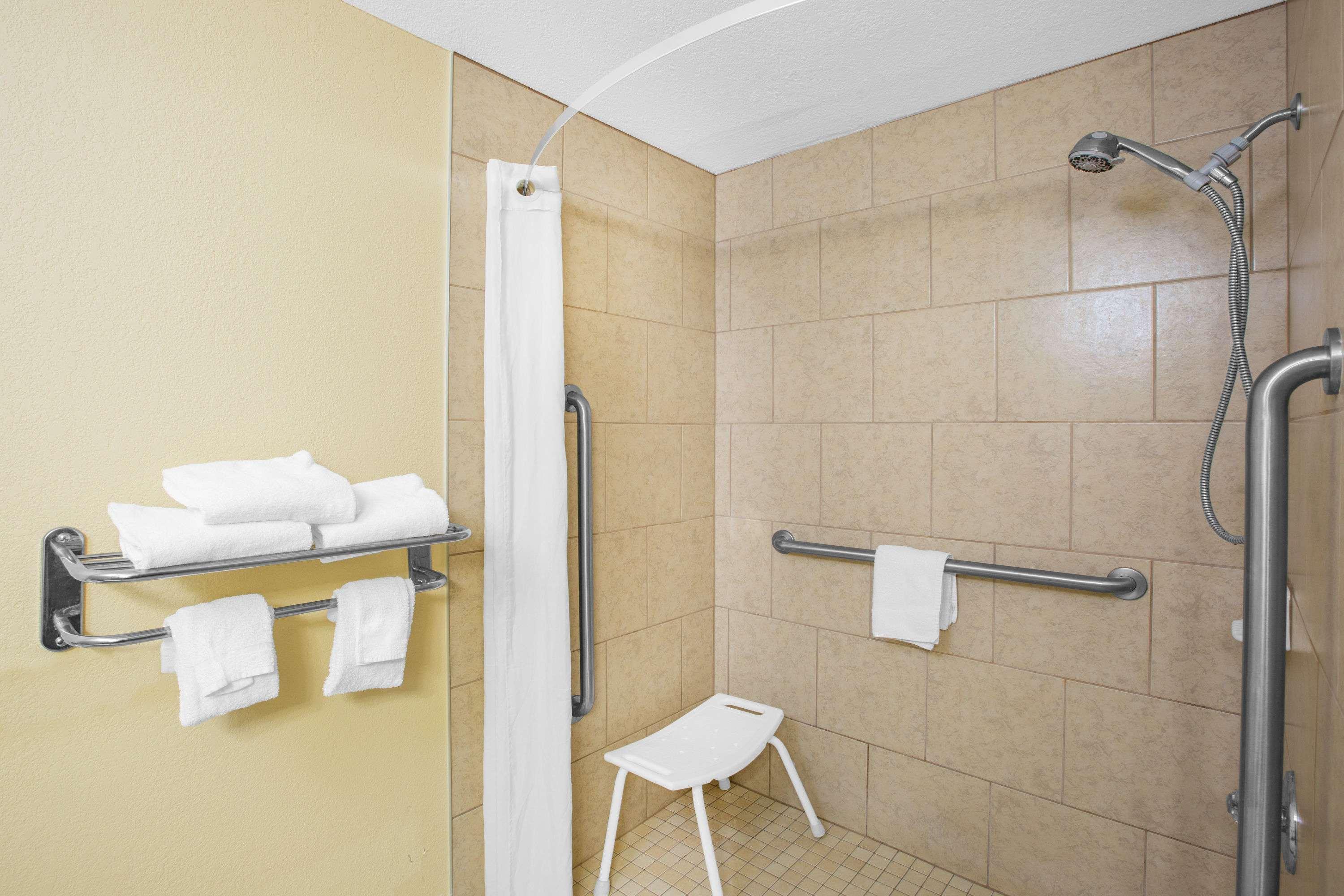 Super 8 By Wyndham Clive Ia Motel Oda fotoğraf